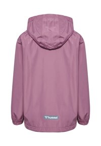Kurtka z kapturem w jasnofioletowym kolorze, wykonana z gładkiej tkaniny, z elastycznymi mankietami i dolnym brzegiem, z widocznym logo na plecach.