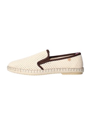 Scarpa beige intrecciata slip-on con rifiniture marrone scuro e suola texturizzata, vista di lato su sfondo bianco.