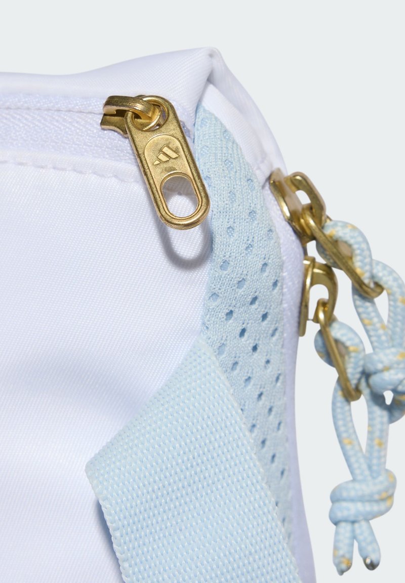 Witte en lichtblauwe stoffen tashoek met gouden ritslip en blauw koord door een metalen ring gehaald.