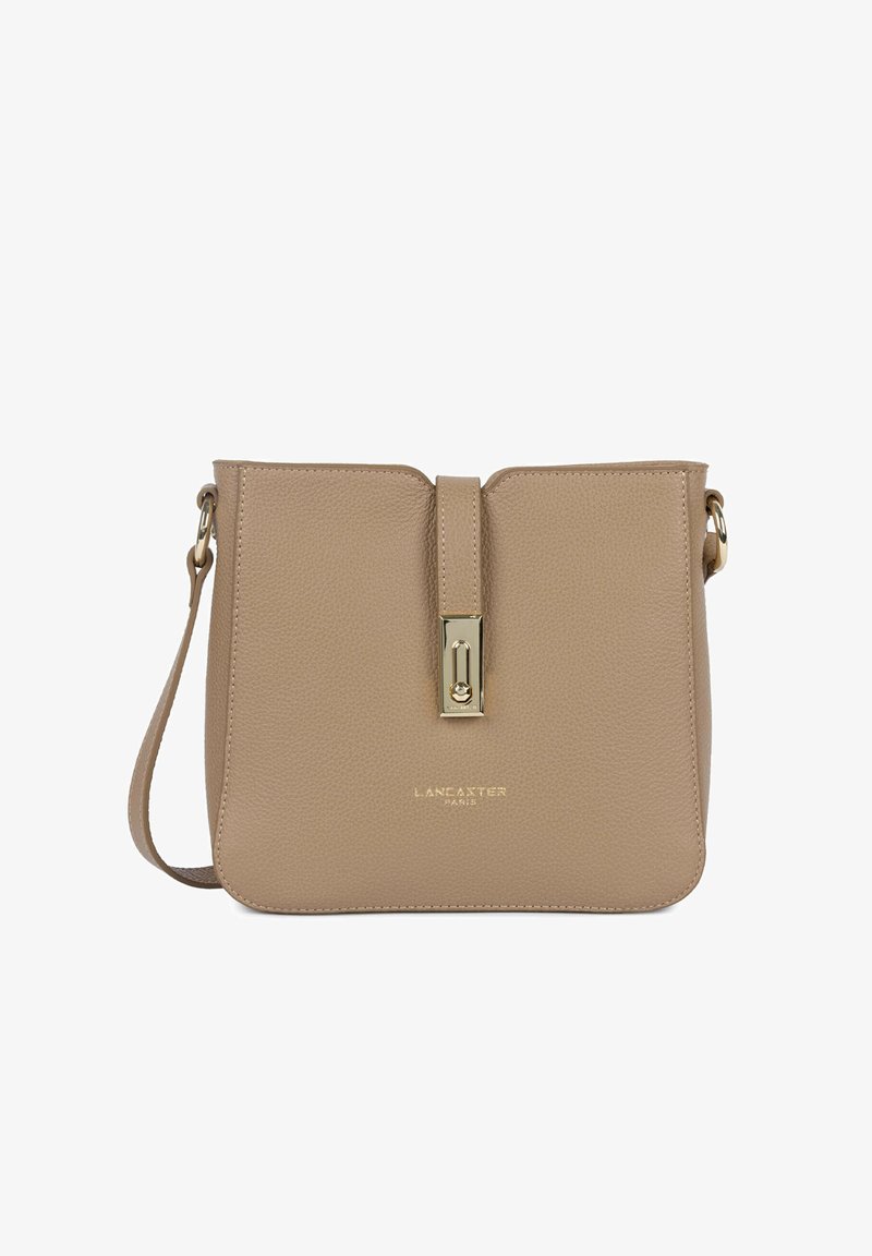Sac bandoulière en cuir beige avec une boucle dorée et le logo "Lancaster Paris", doté d'une sangle d'épaule réglable.