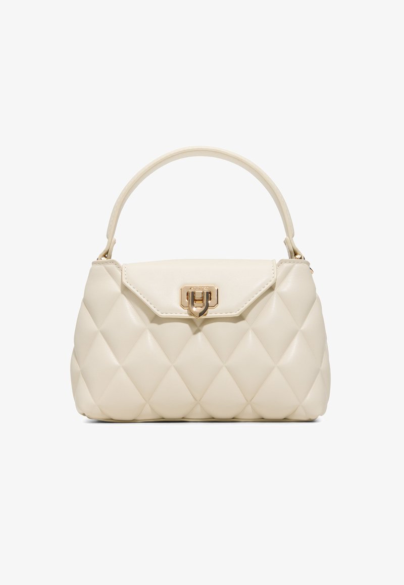 Sac à main crème en similicuir matelassé avec une forme structurée, une fermeture à fermoir doré et une seule anse supérieure.