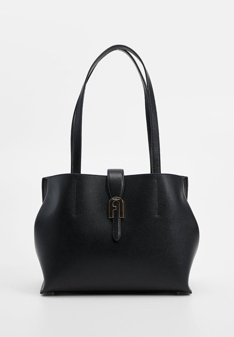 Borsa a tracolla nera in pelle con superficie liscia, due manici lunghi e una chiusura frontale con un dettaglio metallico dorato.