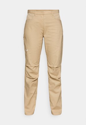 Svetlo bež hlače za prosti čas, izdelane iz teksturirane tkanine. Imajo cargo žepke in detajl logotipa na levem stegnu. Klasična zasnova ravnega kroja.