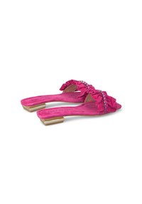 Roze suède instapsandalen met een gerimpelde band en strasaccenten. Vierkante metallic hak voegt een moderne touch toe. Zachte textuur en spitse ontwerp.