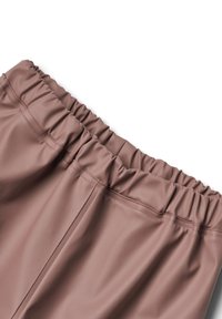 Prim-plan al unei benzi elastice mauve pe pantaloni din piele ecologică netedă, cu material adunat și detaliu cu cusătură verticală.