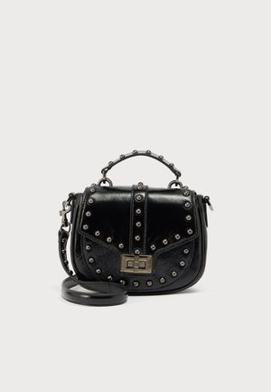 Crna kožna torba sa srebrnim zakovicama, gornjom drškom, prednjim preklopom i podesivom naramenicom na čistoj bijeloj pozadini.