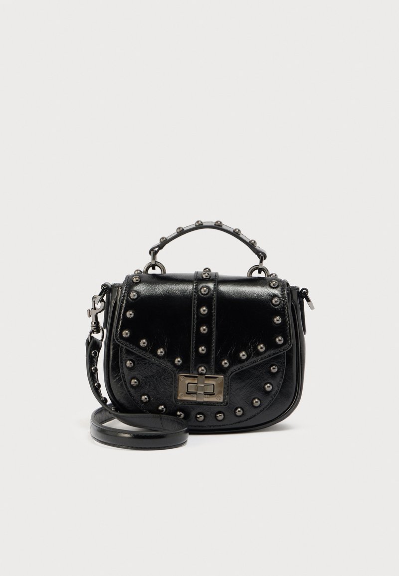 Zwarte leren handtas met zilveren studs, bovenhandvat, klep aan de voorkant en verstelbare schouderriem op een effen witte achtergrond.