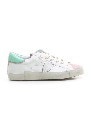 Sneakers bianche con accenti verde menta e dettagli in suede rosa, caratterizzate da una finitura testurizzata, punta rotonda e lacci beige. Suola in gomma.