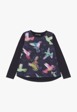 Camisa de manga larga con base de color azul oscuro, que presenta ilustraciones coloridas de colibríes y patrones de texto claros. Tejido suave con un ajuste relajado.