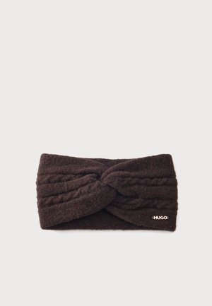 Bandeau en maille marron foncé avec un motif de nœud torsadé et un petit logo métallique Hugo sur un côté.