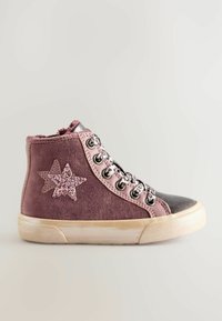 Höga sneakers i mauve-tyg med glittriga rosa stjärndetaljer, silverdetaljer och mönstrade snören; gummisulor med strukturerat grepp.