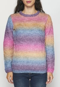 Maglione lavorato a maglia multicolore con una sfumatura di tonalità rosa, arancione, blu e viola. Collo rotondo e maniche lunghe con polsini a coste.