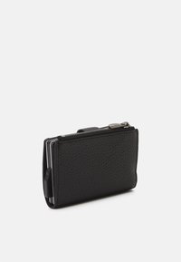 Portefeuille en cuir noir avec une finition texturée, design compact, fermeture éclair et emplacements pour cartes visibles sur le côté.