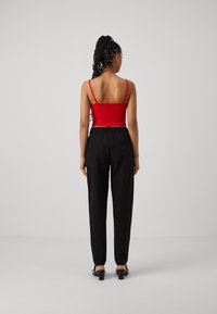 Pieces PCVITO STRAP CROP 2 PACK - Top - high risk red/black