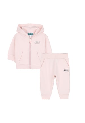 Veste à capuche zippée rose clair avec un pantalon assorti. Tissu doux, poignets côtelés, poches avant et étiquette de logo sur les deux pièces. Design simple.