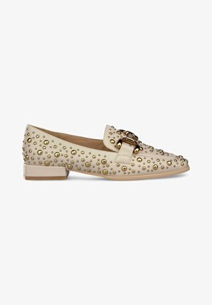 Beige Halbschuhe mit runder Spitze, versehen mit einer strukturierten Oberfläche, die mit goldenen runden Akzenten besetzt ist, sowie einer goldenen Schnalle auf dem Blatt. Flacher Absatz.