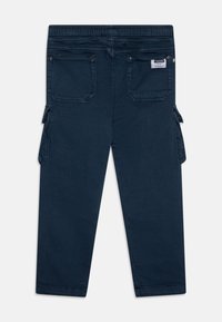 Donkerblauwe cargobroek met een elastische tailleband, twee achterzakken en zijzakken. Gemaakt van een katoenmix met een gladde textuur.