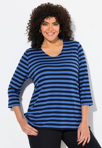 Blå och svart randig topp med trekvartslånga ärmar och båthals, med en avslappnad passform och mjuk tygstruktur.