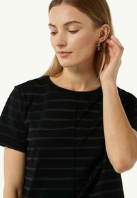 Schwarzes T-Shirt mit kurzen Ärmeln, das ein strukturiertes Streifenmuster, einen runden Ausschnitt und subtile Nähdetails auf der Vorderseite aufweist.