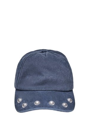 Temno modra denim baseball kapa s šestimi srebrnimi žebljiči, enakomerno razporejenimi čez sprednji del ukrivljenega roba.