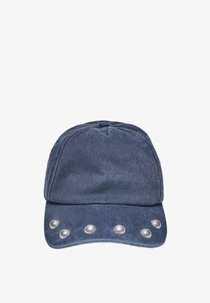 Casquette de baseball en denim bleu marine avec six clous argentés répartis uniformément sur le devant de la visière courbée.