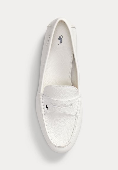 Λευκό δερμάτινο μοκασίνι με υφή, ραμμένες λεπτομέρειες και μαύρο λογότυπο Polo Ralph Lauren πάνω και στη σόλα εσωτερικά.