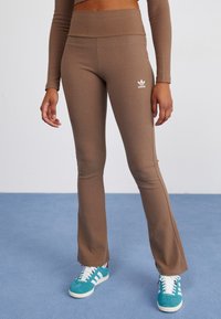 adidas Originals ESSENTIALS FLARED - Legingi — bikses - earth strata