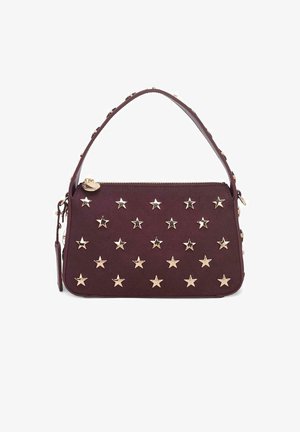 Burgunderfarbene Handtasche aus weichem Material, mit metallischen goldenen Sternelementen, einem oberen Griff und einem Reißverschluss.