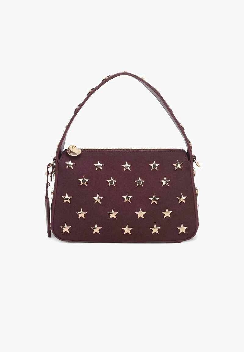 Borsa color bordeaux realizzata in materiale morbido, con decorazioni a forma di stella in metallo dorato, manico superiore e chiusura a zip.