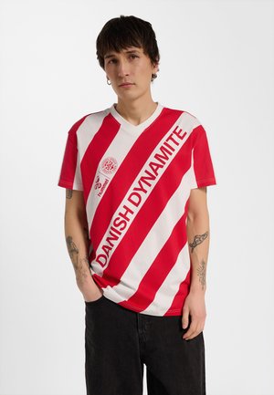 Hummel, HUMMEL DBU 26 FAN DYNAMITE TEE SS - Print T-shirt - white tango red
