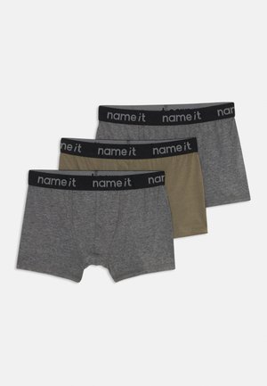 Tre par pojkboksershorts i mörkgrått, ljusgrått och olivgrönt, med svarta elastiska midjeband med "name it"-logotyp.