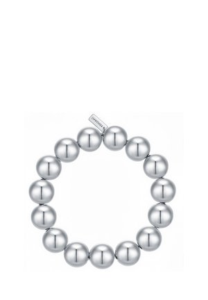 Rundes silbernes Perlenarmband mit kleinem rechteckigem Anhänger, angeordnet in kreisförmiger Form auf weißem Hintergrund.