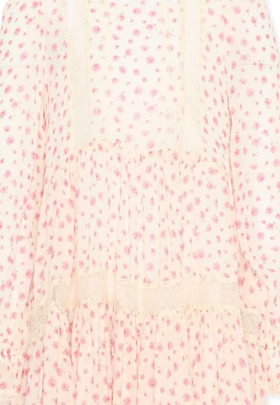 Crèmekleurige stof met klein roze rozenpatroon, voorzien van inzetstukken van kant en geplooide, gelaagde delen.