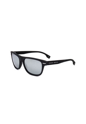 Occhiali da sole rettangolari neri Hugo Boss con lenti riflettenti grigie e aste con marchio su sfondo bianco.