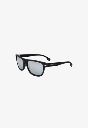 Occhiali da sole rettangolari neri Hugo Boss con lenti riflettenti grigie e aste con marchio su sfondo bianco.