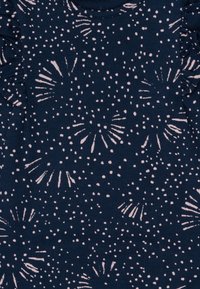 Tessuto blu navy con pois bianchi e motivi a esplosione; presenta rouches lungo le spalle; morbida texture, design casual adatto per l'uso quotidiano.