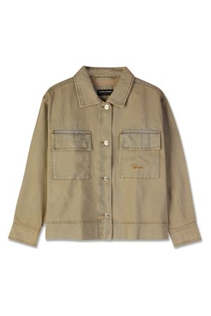 Veste en denim kaki avec un col classique, une fermeture à boutons et deux poches poitrine avec rabats. Comprend des accents de couture et un logo de la marque.