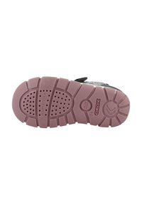 Suela de zapato Geox con una base de goma rosa flexible, superficie texturizada y agujeros de ventilación; presenta una parte superior negra y una correa segura.