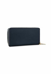 Cartera de piel azul marino con superficie texturizada, forma rectangular, cremallera en tono dorado y llavero adjunto para mayor utilidad.