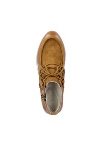 Chaussure en suède beige avec une forme arrondie, dotée d'un laçage, d'une fermeture éclair sur le côté et d'un logo subtil sur la semelle intérieure. Accents en cuir lisse présents.