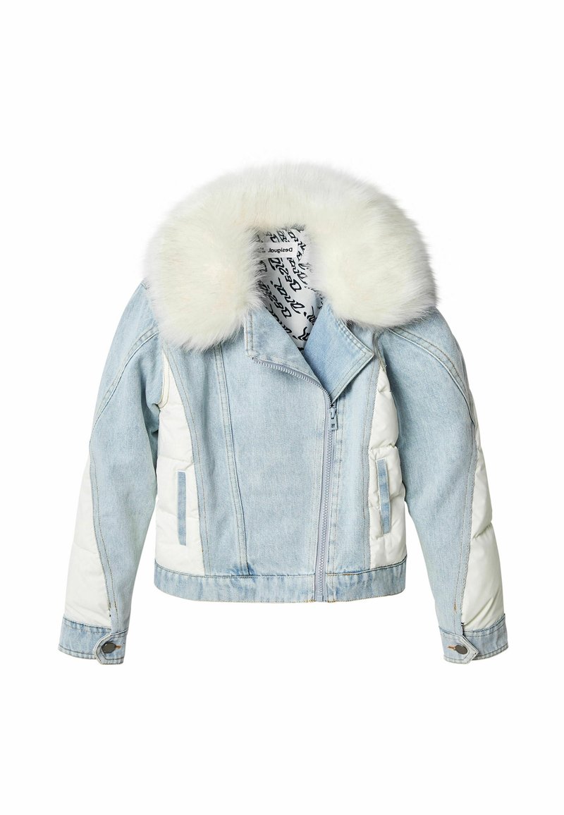 Veste en jean bleu clair avec des manches rembourrées blanches et un col blanc duveteux. Comprend une fermeture éclair et des poches latérales.