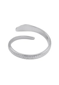 Bracciale a manchetto in argento con un motivo esagonale testurizzato sulla fascia. Design aperto, finitura liscia e forma minimalista.