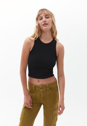 Top court noir à côtes avec un col rond, associé à un pantalon cargo vert olive avec des poches avant et des détails de boutons.