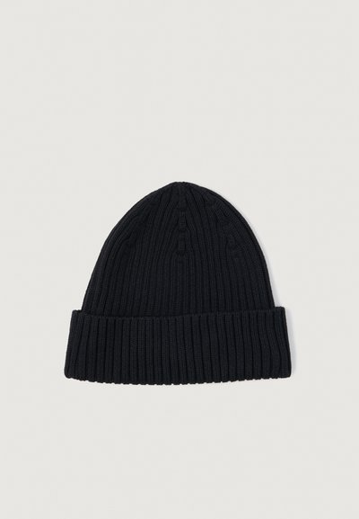 Zwarte geribbelde gebreide beanie met omgeslagen rand, plat getoond op een lichtgrijze achtergrond.