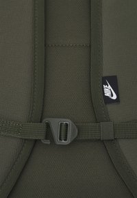 Nike Sportswear HERITAGE UNISEX - Mochila - sequoia