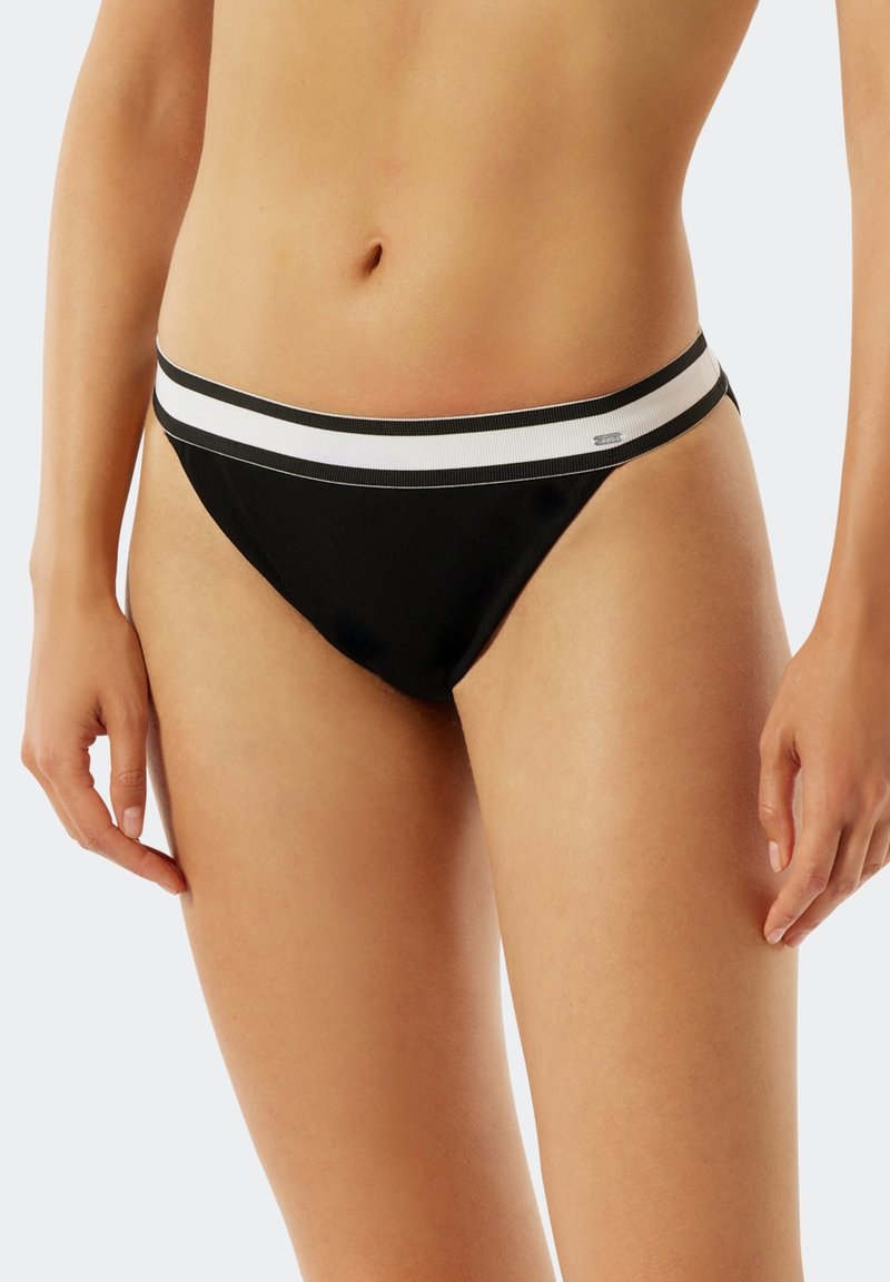 Czarny dół bikini z białą i czarną paskowaną talią, charakteryzujący się gładką teksturą i minimalistycznym wzornictwem.