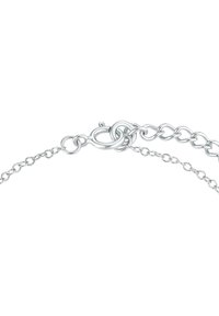 Pulsera de cadena de plata con eslabones entrelazados y cierre de langosta. Textura suave y brillante con longitud ajustable.