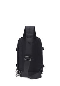 Zaino nero realizzato in tessuto resistente, di forma rettangolare, con tracolla regolabile e inserti in rete per traspirabilità. Caratterizzato da elementi hardware laterali.