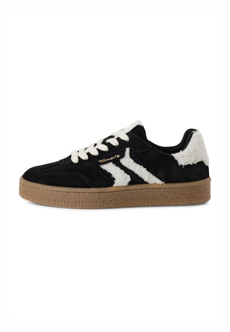 Sneaker in suede nero con dettagli in pelliccia bianca, dotata di suola in gomma beige e lacci bianchi. Marchio dorato sul lato. Design classico a scarpa bassa.
