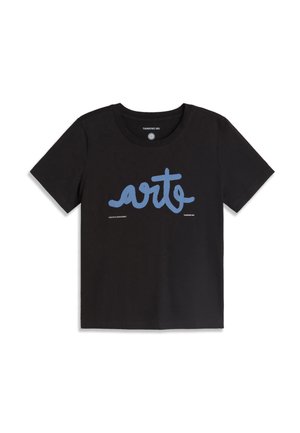 Black short-sleeve T-shirt with blue cursive "arte" text printed across the chest and small white lettering below on a white background.